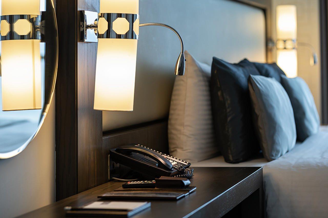Royal M Al Aqah Beach Resort By Gewan Buitenkant foto A telephone in a hotel room
