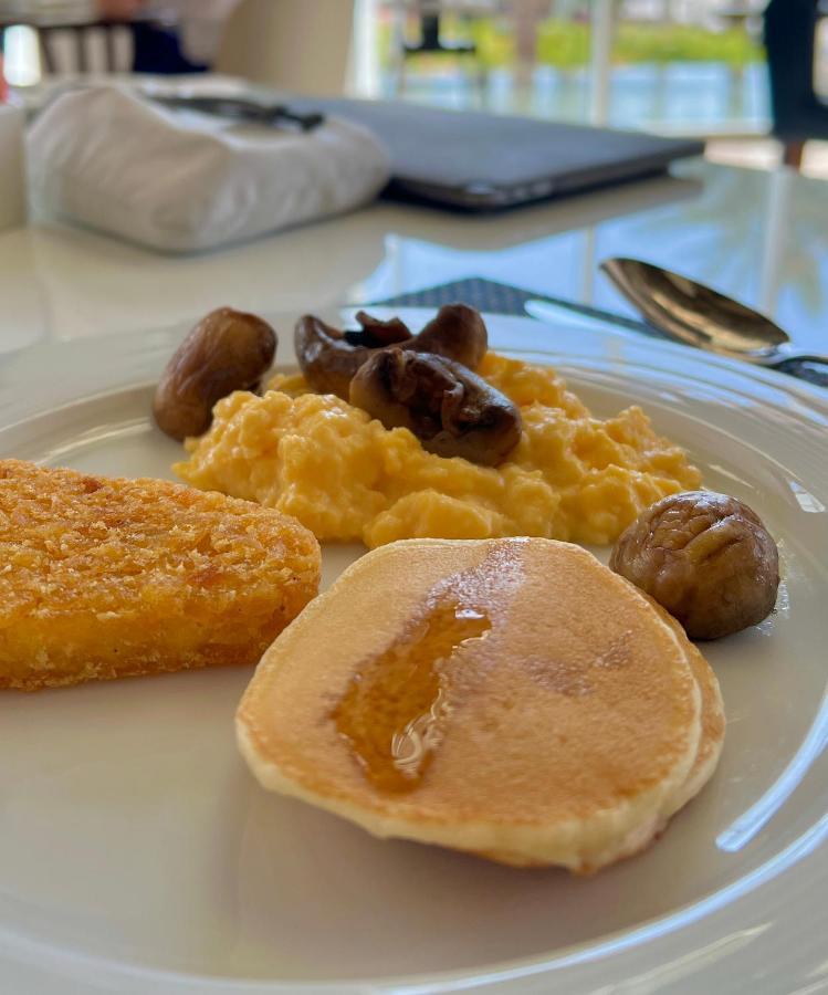 Royal M Al Aqah Beach Resort By Gewan Buitenkant foto A plate of scrambled eggs with mushrooms and a pancake
